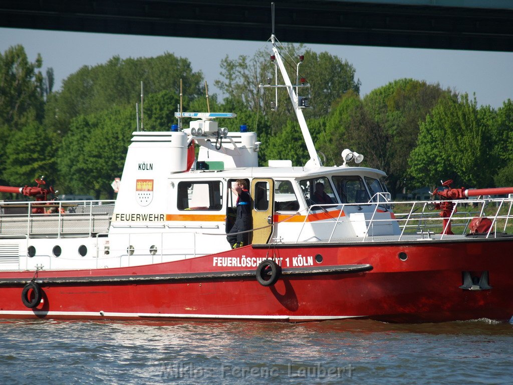Motor Segelboot mit Motorschaden trieb gegen Alte Liebe bei Koeln Rodenkirchen P027.JPG